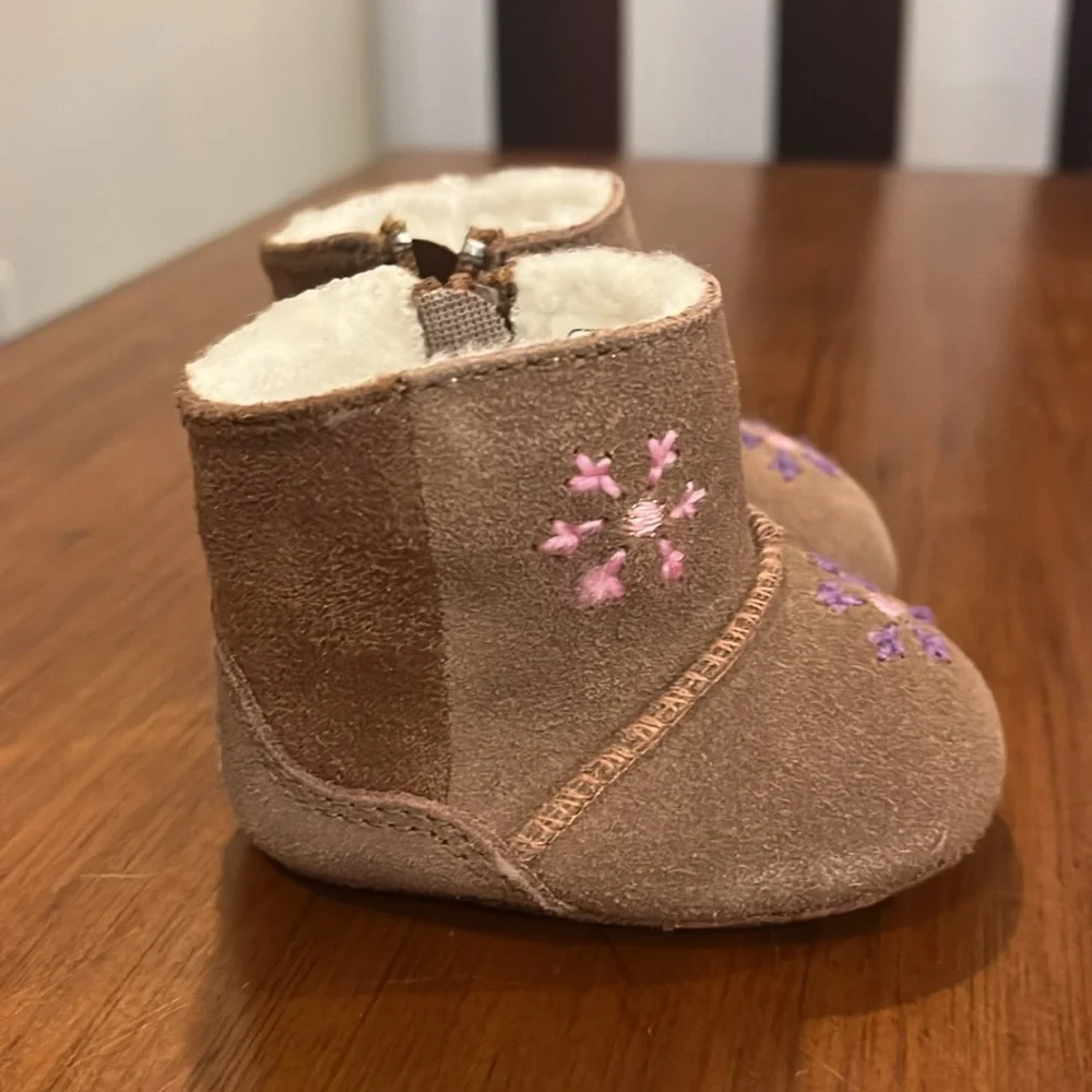 Weebok by Reebok Mini Snowflake Baby Infant Booties Boots and Mitts set Size 0